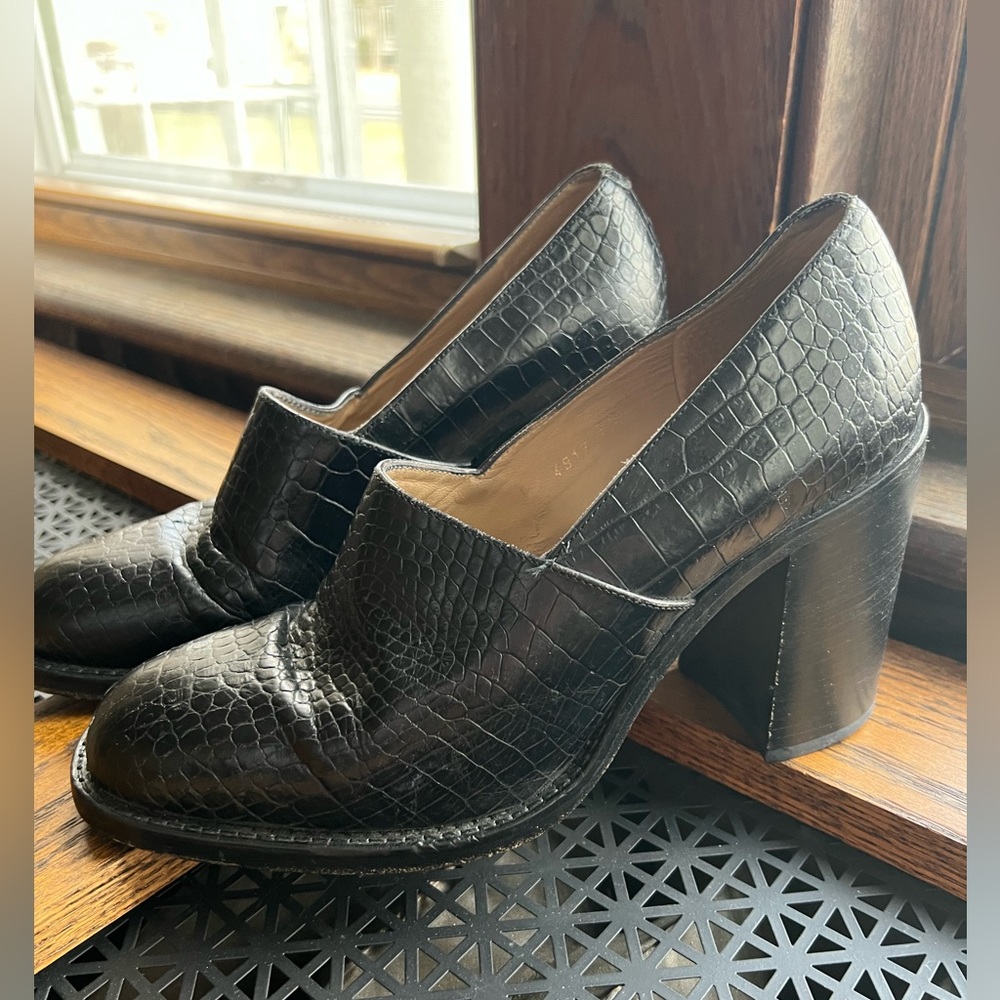 Freelance black leather croc-embossed shoes